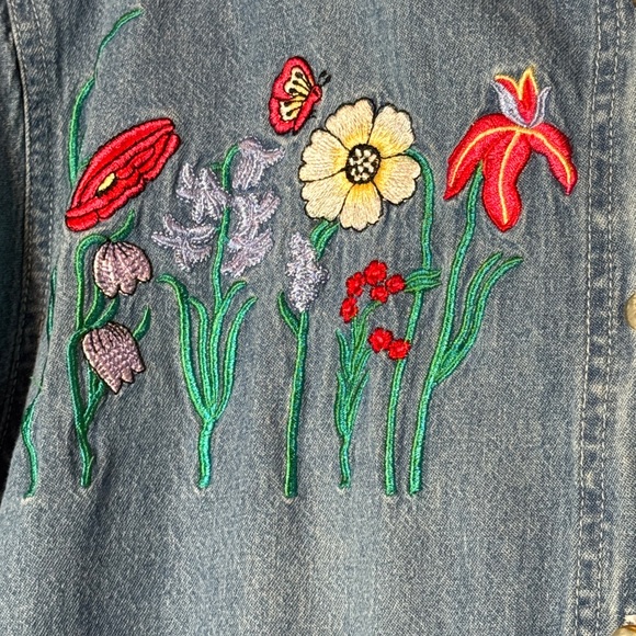 Vintage Bobbie Brooks‎ Light Blue Denim Top with embroidered flowers button up - Picture 3 of 9